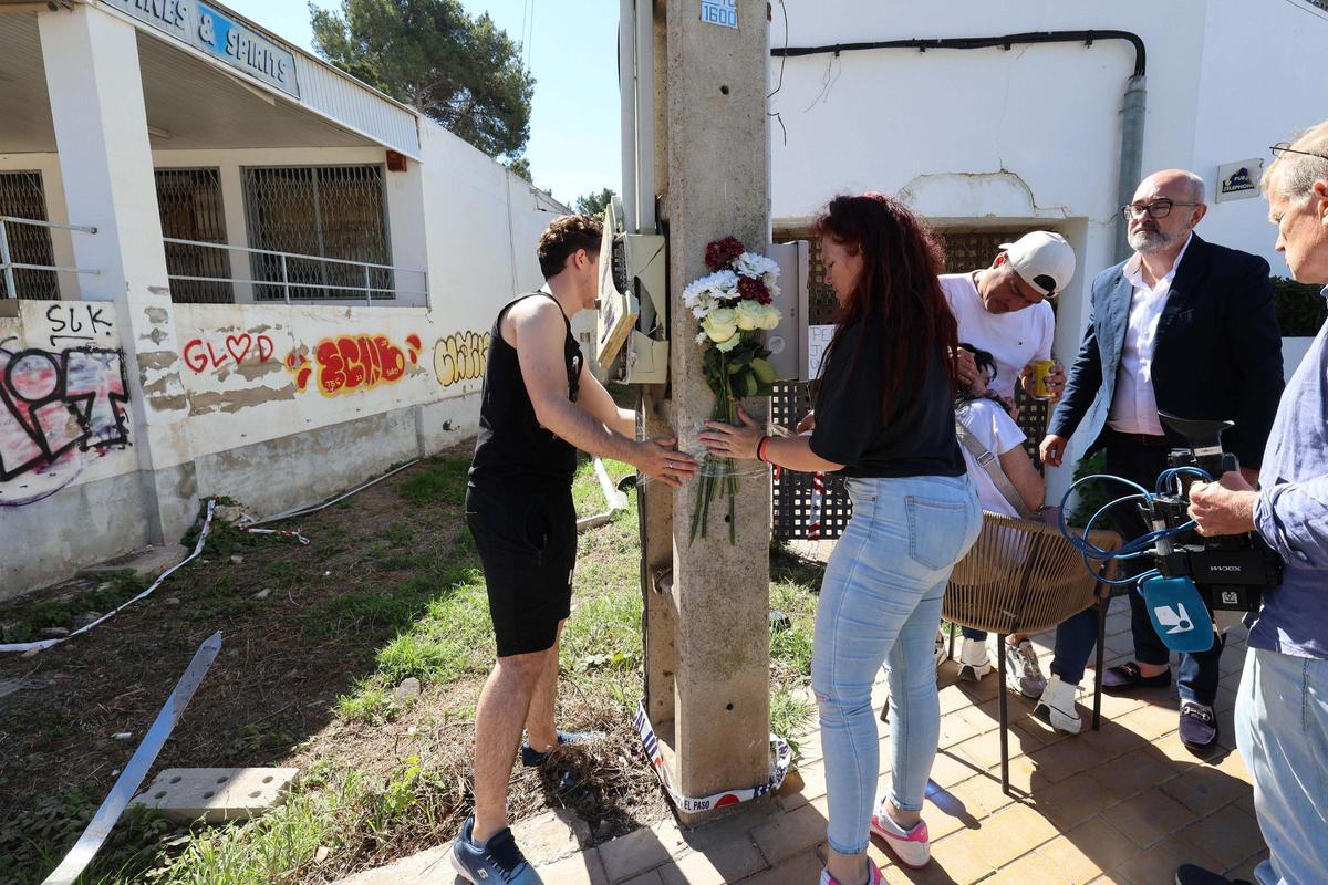 Homenaje al turista fallecido tras ser atropellado en Cala de Bou Homenaje al turista fallecido tras ser atropellado en Cala de Bou