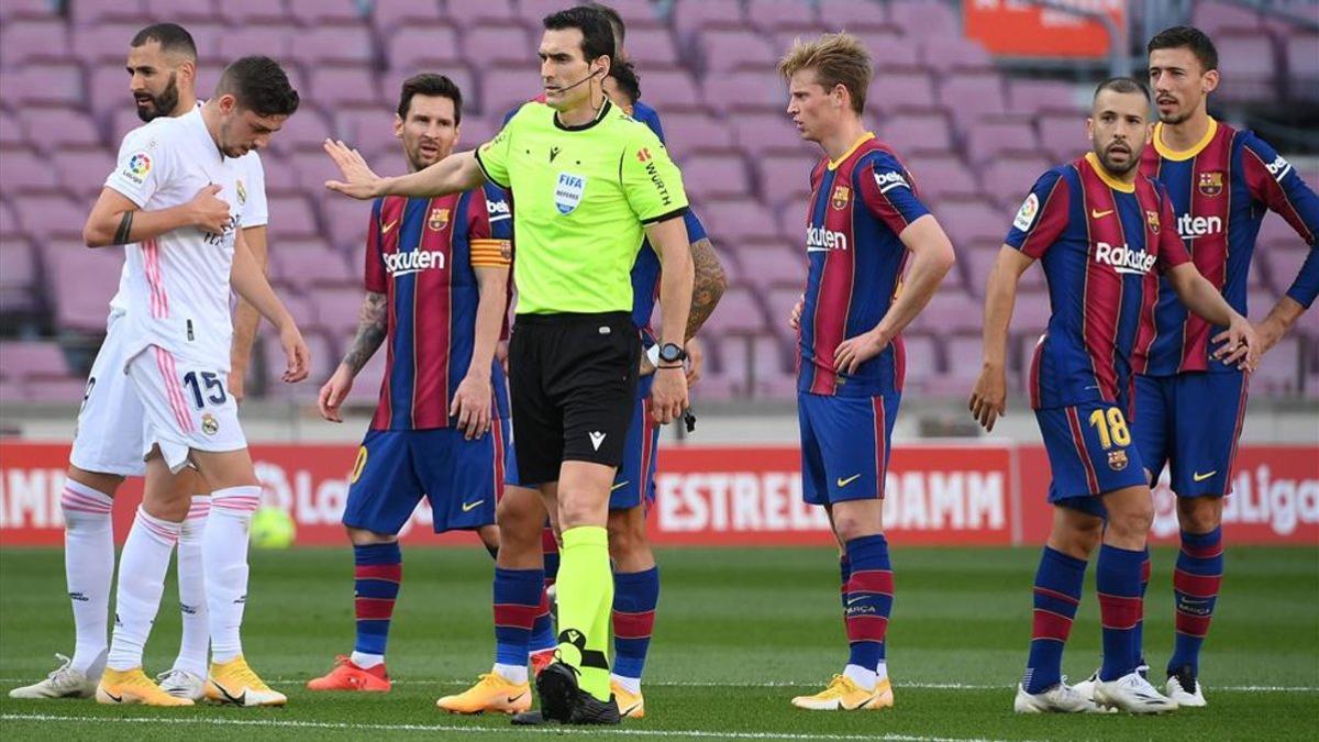 El colegiado Martínez Munuera en el Camp Nou