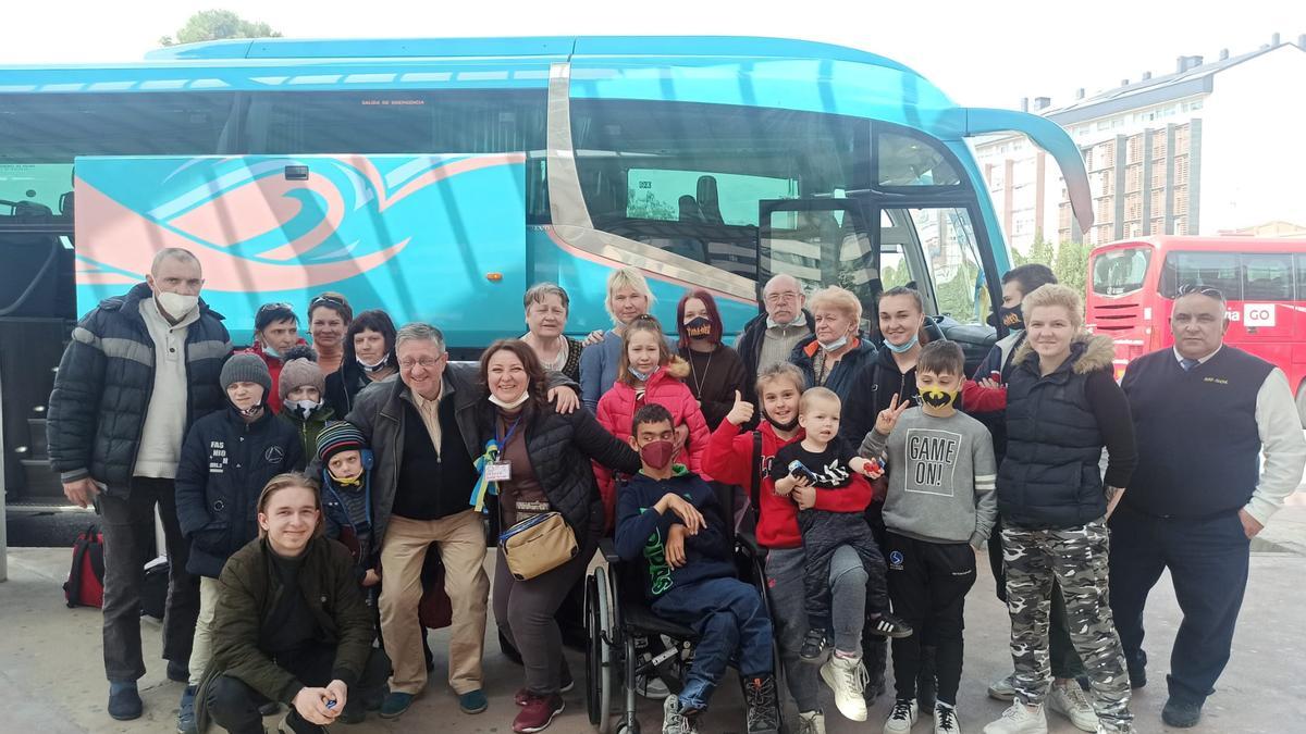 Foto de familia de la colonia ucraniana que llegó este martes a mediodía a la estación de autobuses de Castelló, antes de partir hacia el Alto Mijares.