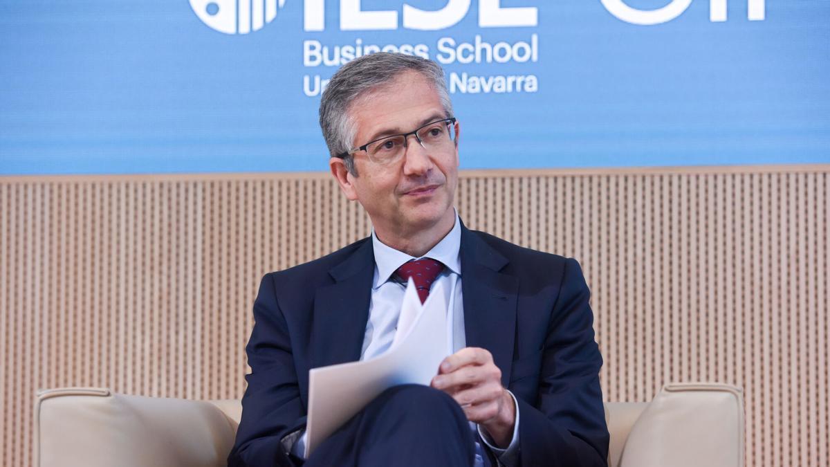 El gobernador del Banco de España, Pablo Hernández de Cos, durante la primera jornada de la 19º edición del IESE Banking, en IESE Madrid, a 16 de mayo de 2024, en Madrid (España). La situación económica de Ucrania, el impacto social de la banca, la entrada en vigor de Basilea 3.5, del proyecto del euro digital, la situación de los sistemas de pagos, la digitalización del sector, las expectativas macroeconómicas y otros temas de actualidad se debaten en el encuentro, junto a los CEOs de los bancos españoles y destacados representantes de países, de instituciones financieras nacionales e internacionales, académicos y expertos del sector. 16 MAYO 2024;DEBATE;BANCOS;ECONOMÍA;EMPRESA;FINANZAS;BANCA Gustavo Valiente / Europa Press 16/05/2024. PABLO HERNÁNDEZ DE COS;Gustavo Valiente;category_code_new