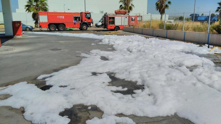 Neutralizan un derrame de combustible en una gasolinera de Cieza