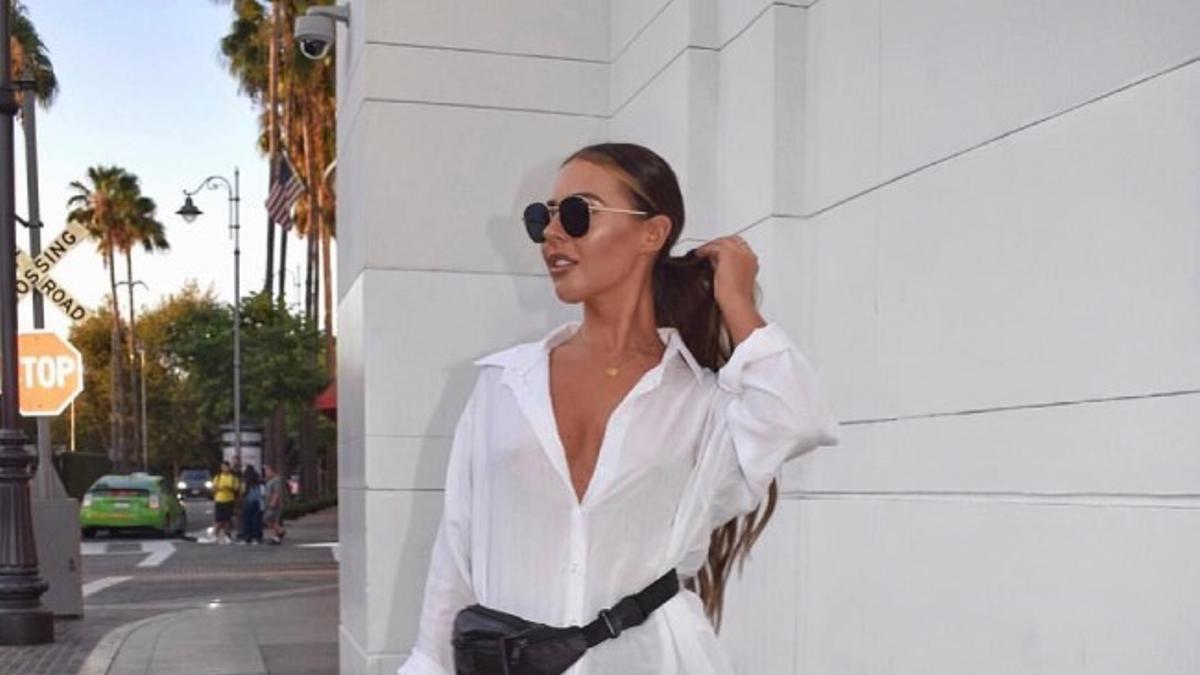 La influencer Ellie Beatrice Joslin con mallas de ciclista y camisa blanca