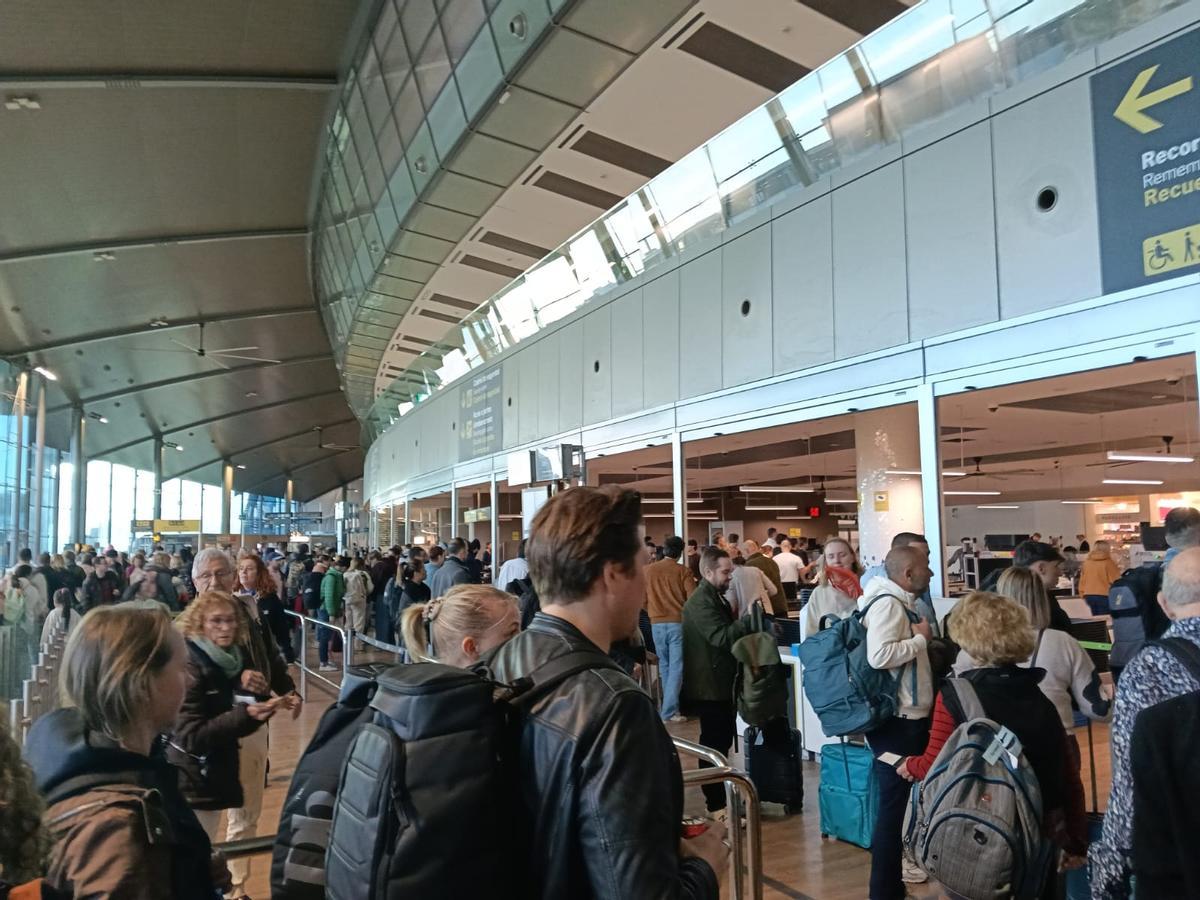 Colas en los controles del aeropuerto de València por las vacaciones de Semana Santa