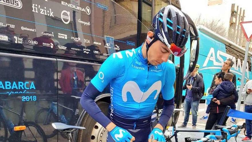 Jaime Rosón, junto a su bicicleta, antes del inicio de una etapa.