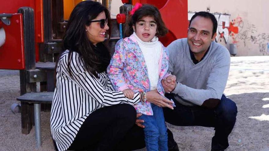 Daniela, de cuatro años, entre sus padres María Campillo y Sergio Barrios.