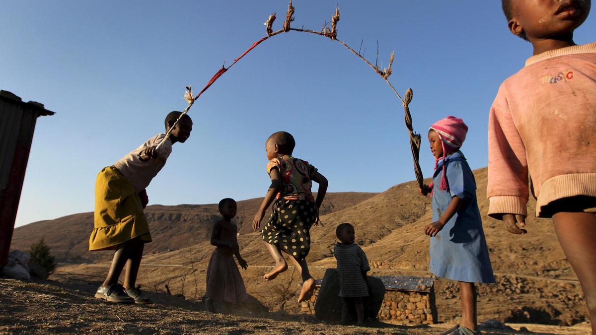 Unos niños saltan a la comba en el distrito de Mokhotlong, en Lesotho, a 3.000 metros de altitud y alejado de centros médicos.