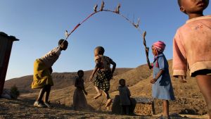 Unos niños saltan a la comba en el distrito de Mokhotlong, en Lesotho, a 3.000 metros de altitud y alejado de centros médicos.