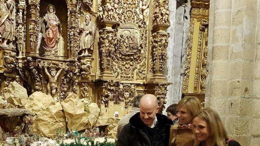 Nava Castro visitando uno de los belenes de la catedral de Tui. // D.B.M.