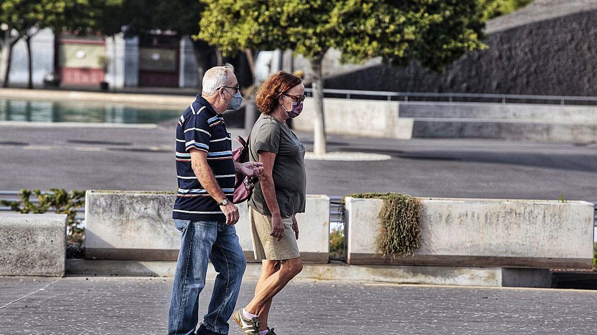 Dos personas pasean por la Plaza de España de Santa Cruz de Tenerife. | | MARÍA PISACA