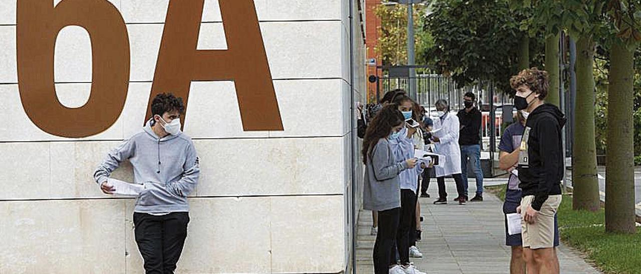 Los universitarios esperando por la PCR.