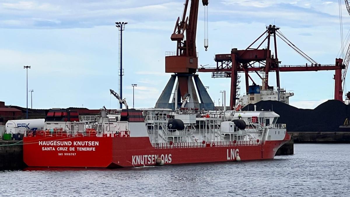 La ‘Haugesund Knutsen’ es una gabarra de suministro construida en los astilleros de Gijón, por parte del grupo asturiano Armón.