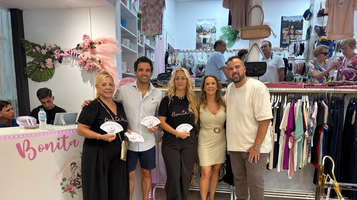 Sagredo y el concejal de Comercio durante la inauguración de un negocio local en Paterna.
