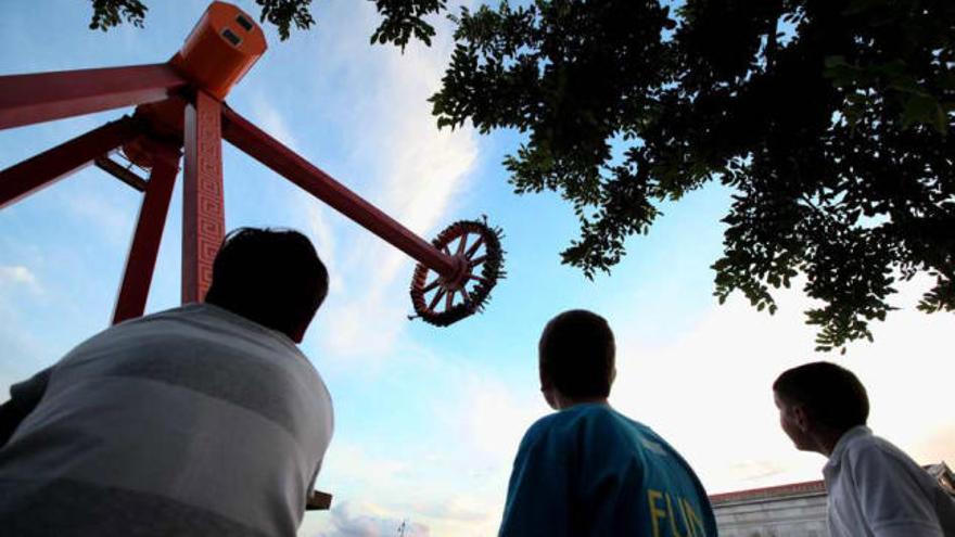 Visitantes del parque, ante una de las atracciones de Terra Mítica, durante la pasada temporada.