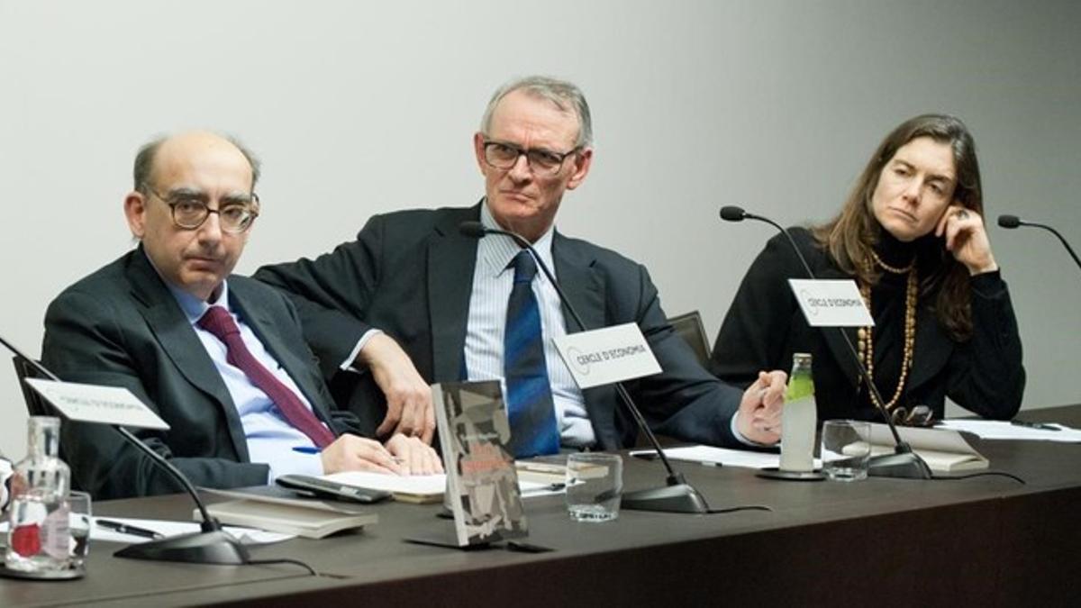 El escritor Gabriel Magalhaes (izquierda), junto a Anton Costas, en el Cercle d'Economia.