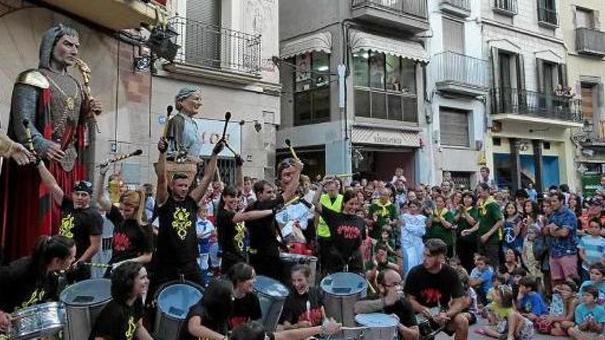 Batucada davant una plaça de la Vila plena de públic, divendres a la nit