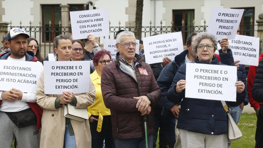 Centenares de percebeiros se manifiestan en Santiago reclamando soluciones para su sector