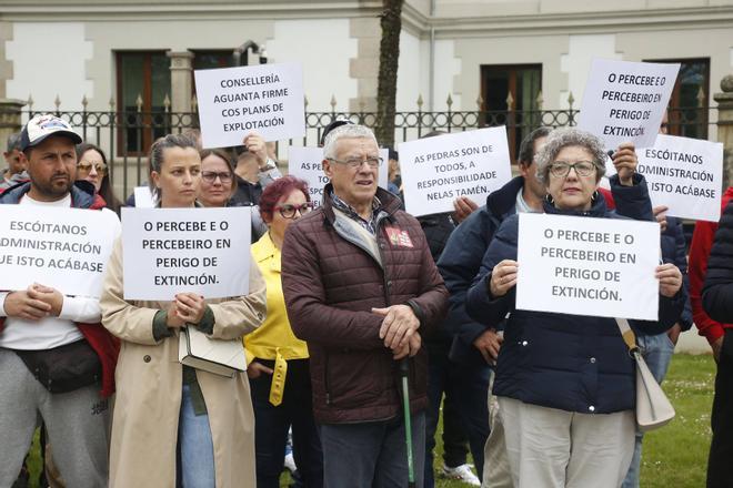 Centenares de percebeiros se manifiestan en Santiago reclamando soluciones para su sector