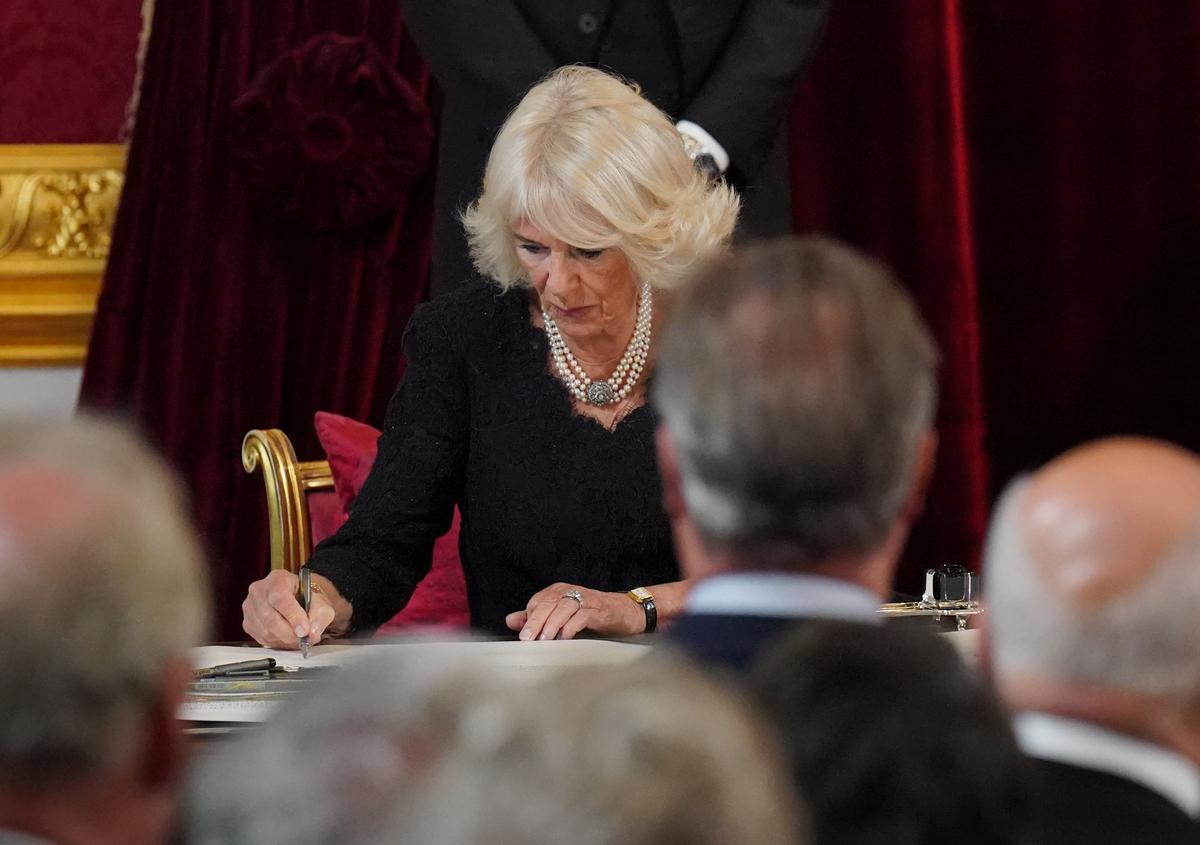 Camila, la reina consorte, firma un documento durante el acto de proclamación del rey Carlos III del Reino Unido.