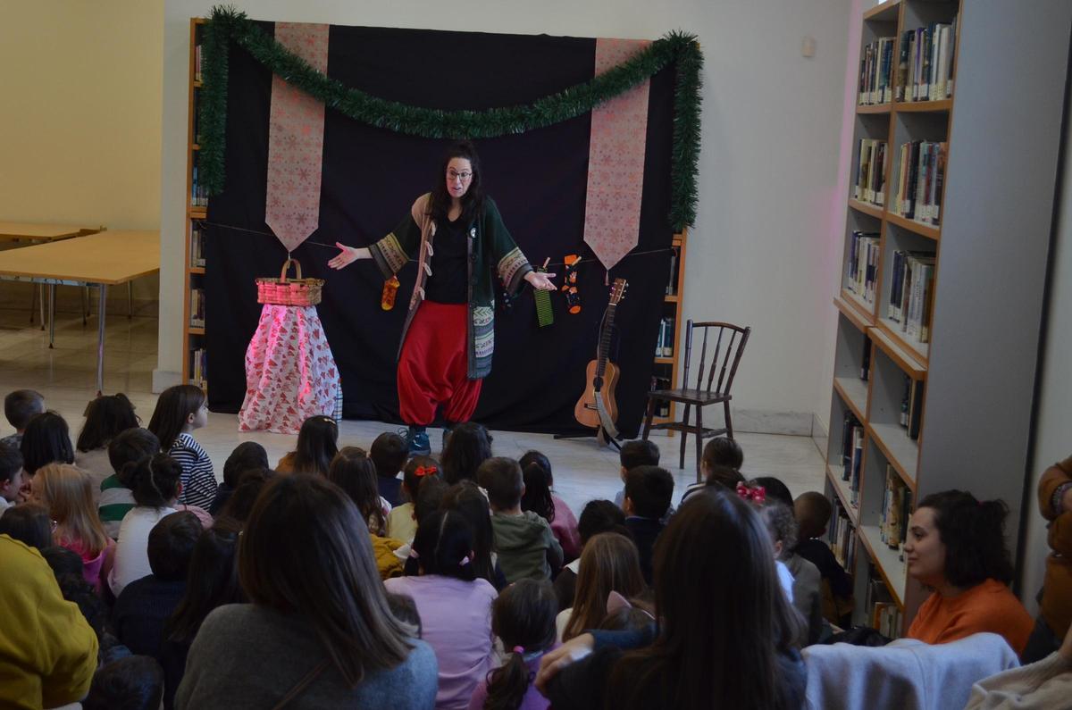Cuentacuentos en la biblioteca de Benavente.