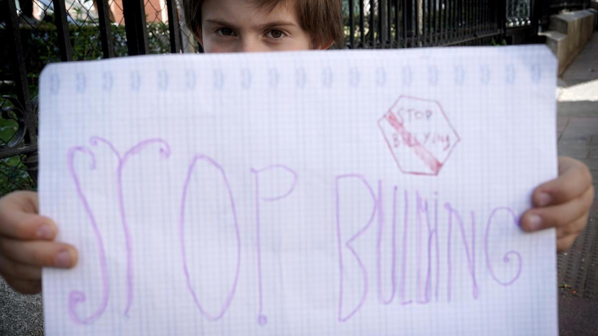 Un niño protesta contra el 'bullying', en un colegio de Madrid.