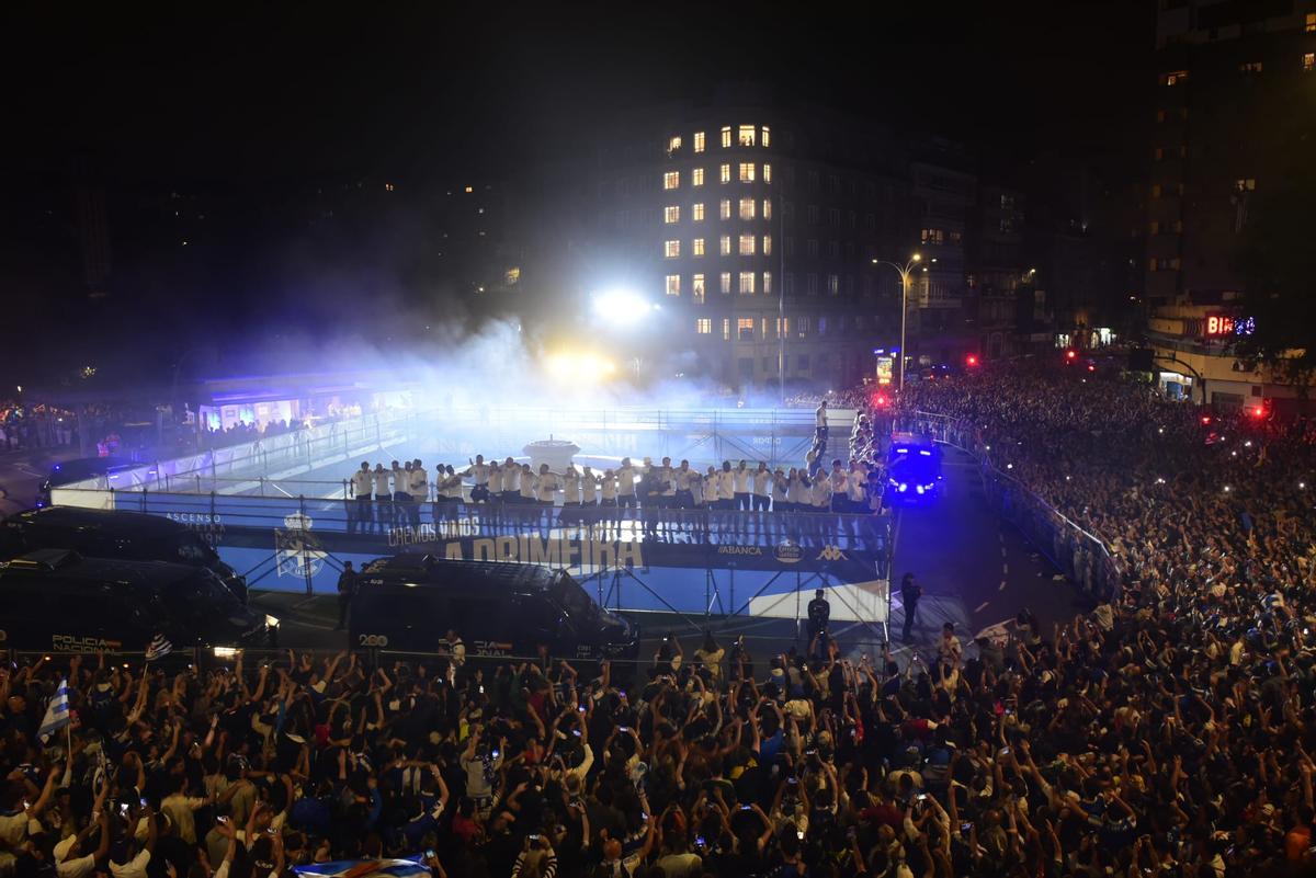Fiesta del ascenso: la llegada de los jugadores a Cuatro Caminos