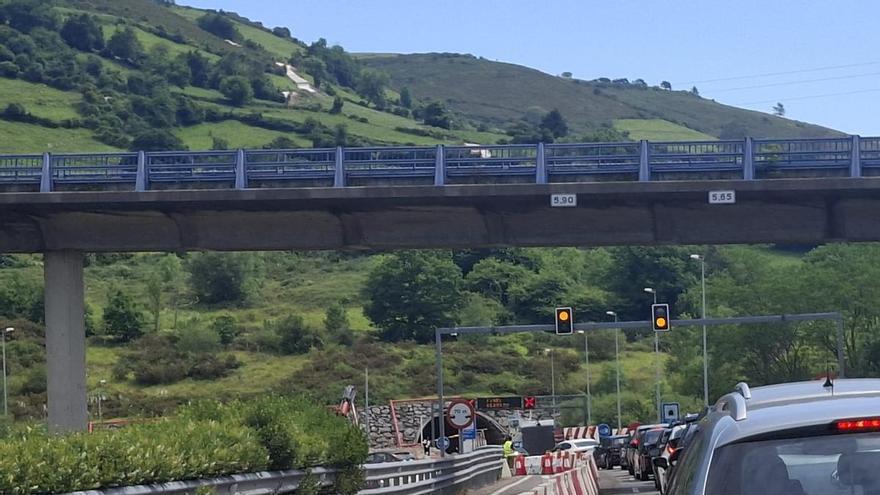 ¿Cuándo acabarán las obras que colapsaron el martes la autovía de Villaviciosa y que amenazan el verano? El Ministerio de Transportes ya tiene plazos