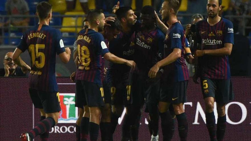 Dembélé, en el centro, recibe las felicitaciones de sus compañeros tras marcar el gol de la victoria en la final de la Supercopa frente al Sevilla.