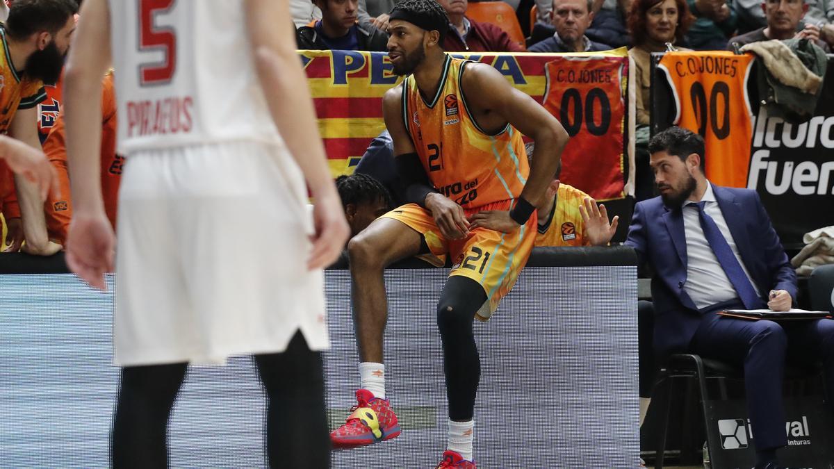 Alexander, en la banda, con el tobillo derecho dolorido tras el percance que sufrió en el segundo cuarto del duelo con el Olympiacos