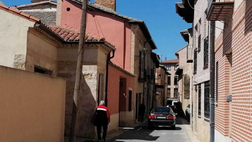 Vecinos y vehículos transitan por la calle Barrios de Toro. | M. J. C.