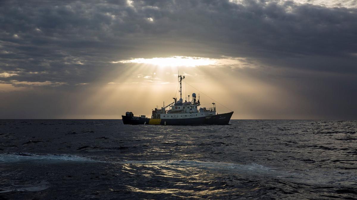 El barco Lifeline, fletado por la organización española Maydayterraneo y la alemana Lifeline, navega hacia la zona SAR (Search and Rescue) en el Mediterráneo central, frente a las costas libias, con el objetivo de sumarse a la misión de rescate de refugiados. Todas las operaciones se hacen en coordinación con EUNAVFORMED Sophia, Operación militar de la Unión Europea y donde participa España, en el Mediterráneo central meridional, frente a las costas libias, para luchar contra las redes de tráfico de personas y prevenir flujos de migración irregular. La inmigración irregular se extendió este año a Argelia y Túnez, fruto de los acuerdos secretos firmados por Italia con las milicias libias, el desplazamiento de las mafias y el deterioro de las condiciones económicas y sociales en esos dos países