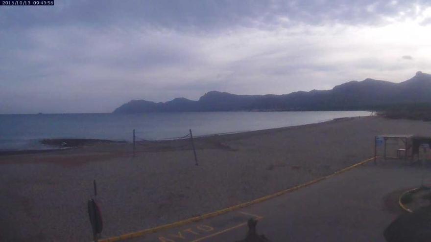 Viele Wolken und wenig Sonne am Donnerstagvormittag (13.10.) am Strand von Son Serra de Marina.