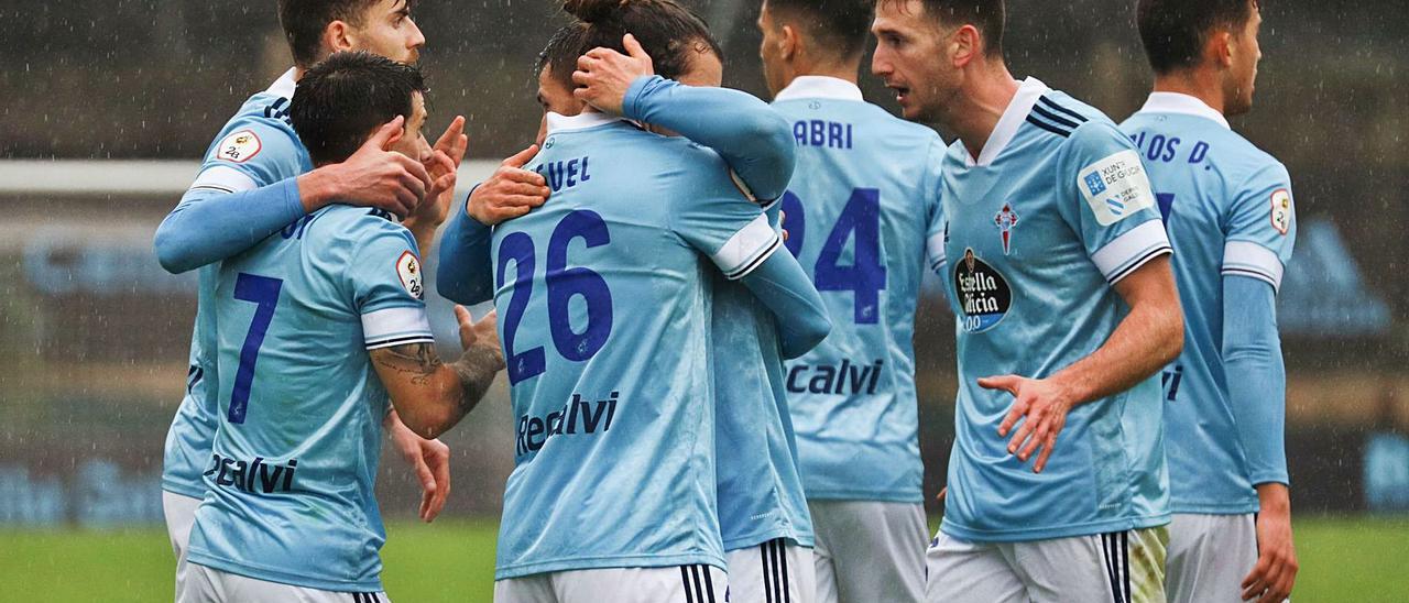 Los jugadores del Celta B celebran el gol del empate de Miguel Rodríguez. |  // RCCELTA