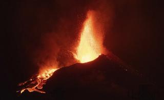 Desborde de la colada de lava en el cono principal del volcán de La Palma