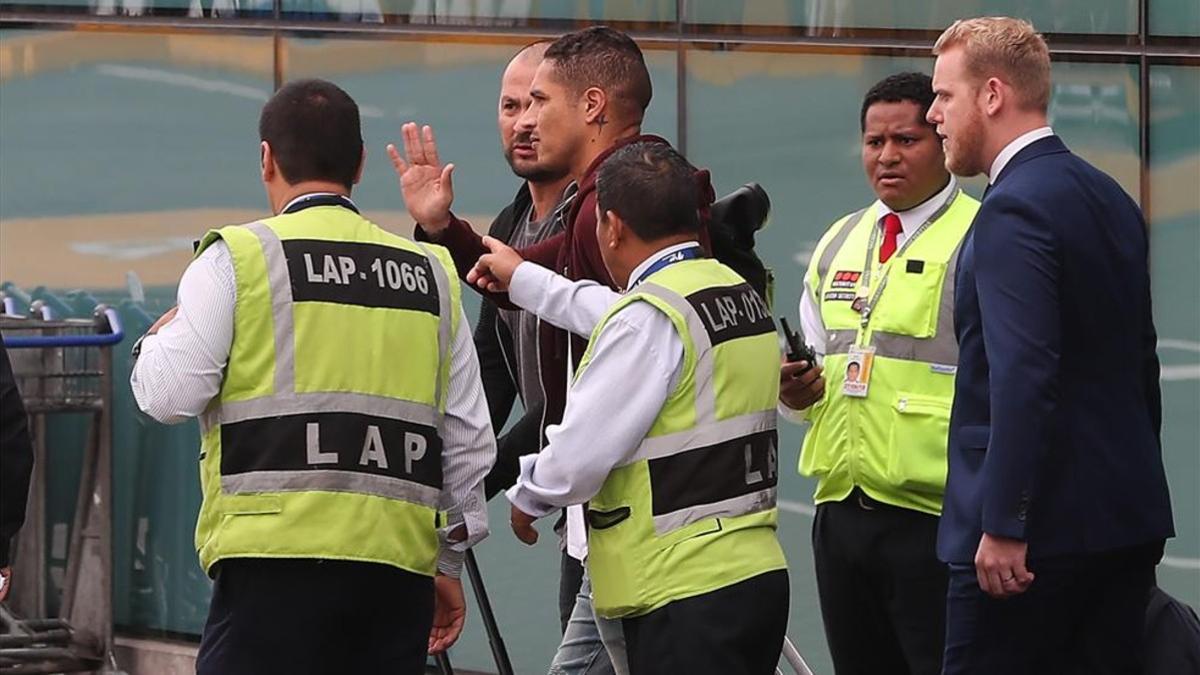 Paolo Guerrero con su abogado durante su llegada a Lima