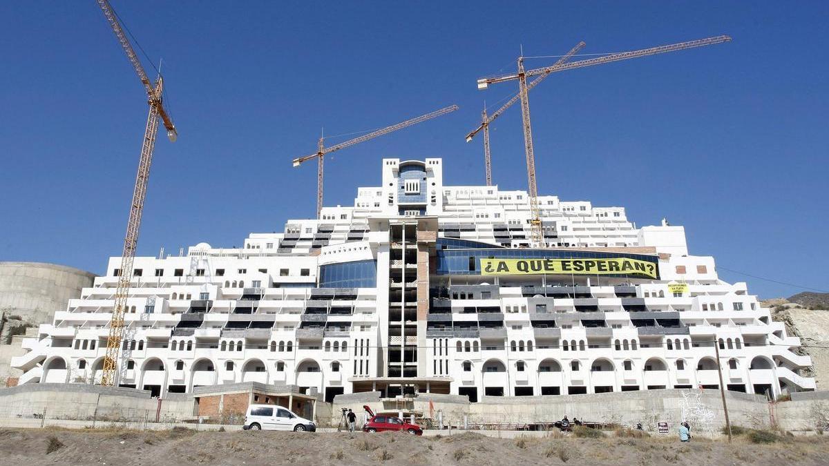 La mole de cemento del hotel del Algarrobico, a 14 metros del mar en el Parque Natural de Cabo de Gata-Níjar.