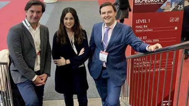Por la izquierda, Rafael M. Permuy (Microviable); María Josune Aguirrezabalaga (Dreamgenics) y Francisco Moris (Entrechem), en Hamburgo.
