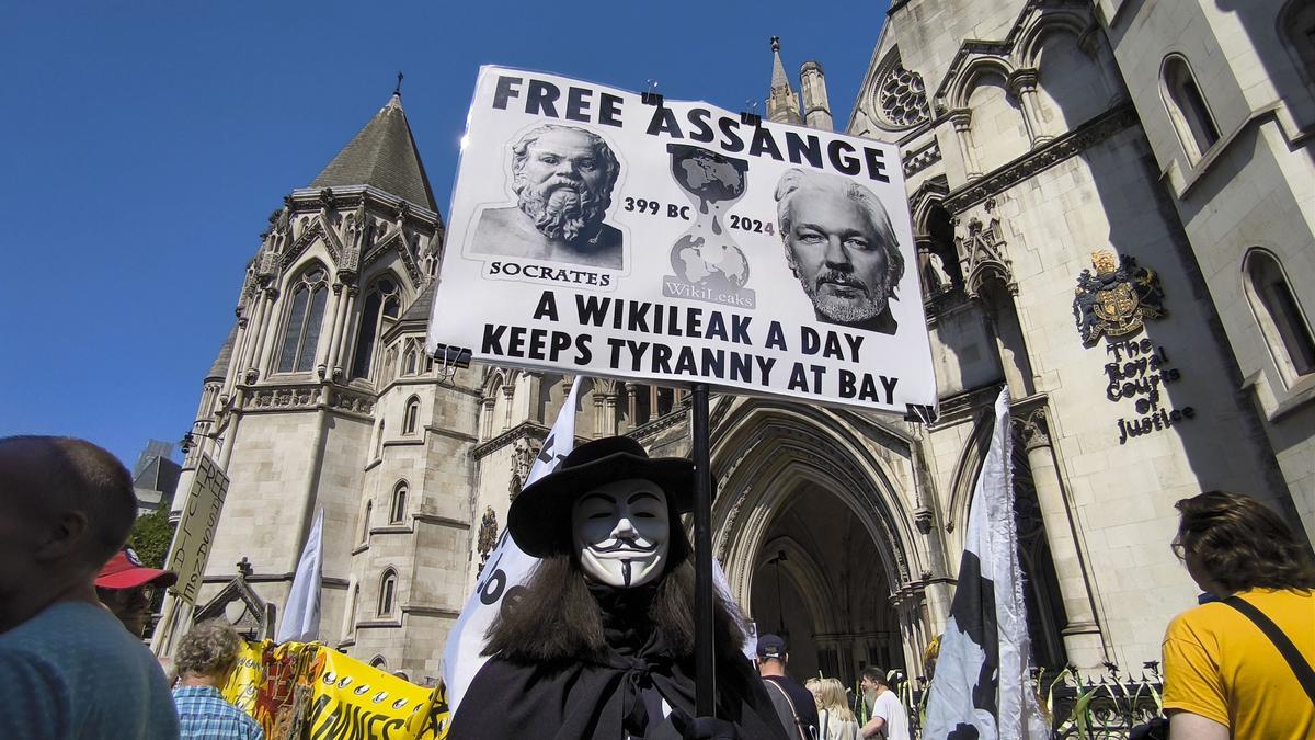Un grupo de manifestantes pide la libertad para Julian Assange en Londres.