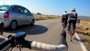Els cotxes hauran de reduir en 20 km/h el límit genèric a l’avançar bicis