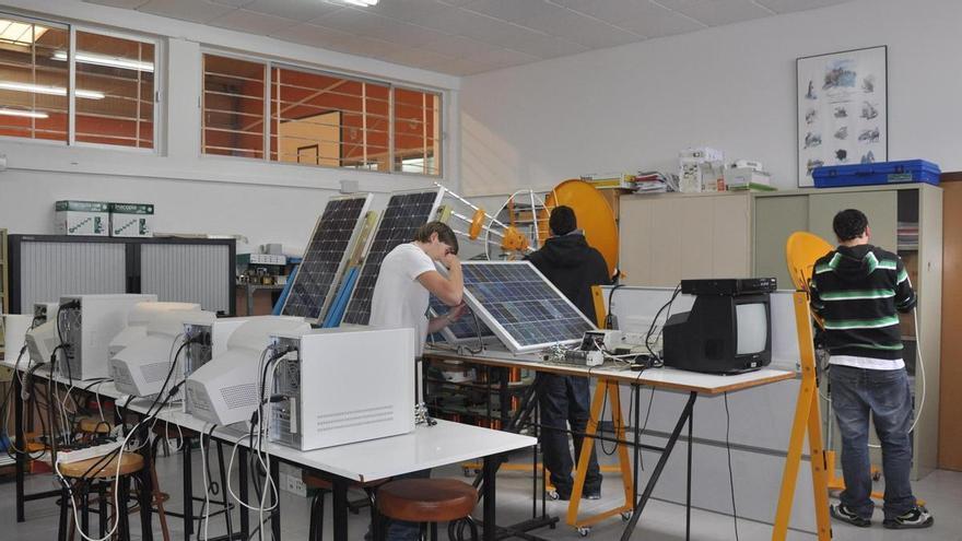 Recta final para la matrícula en los cinco ciclos formativos del instituto de Luarca, que van de electromecánica de vehículos a soldadura