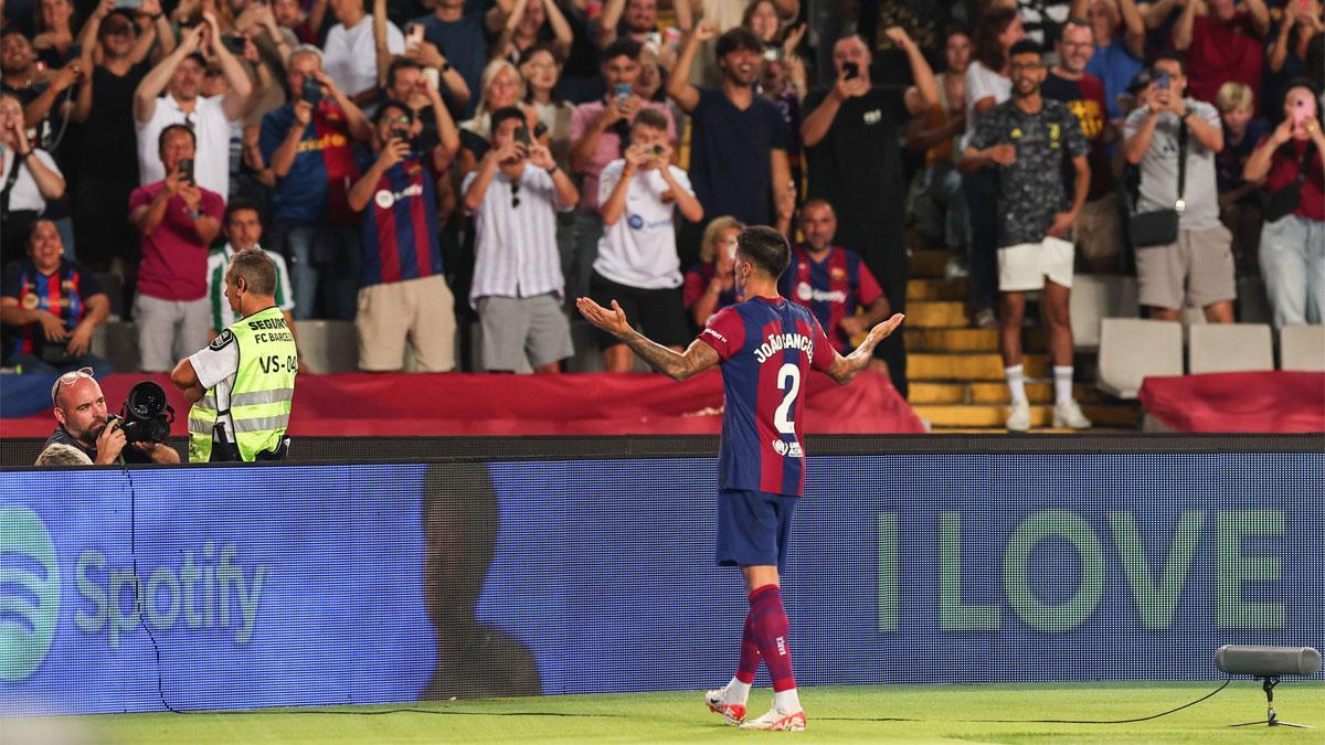 El primer gol de Joao Cancelo con el FC Barcelona fue ante el Betis y lo celebró con la afición