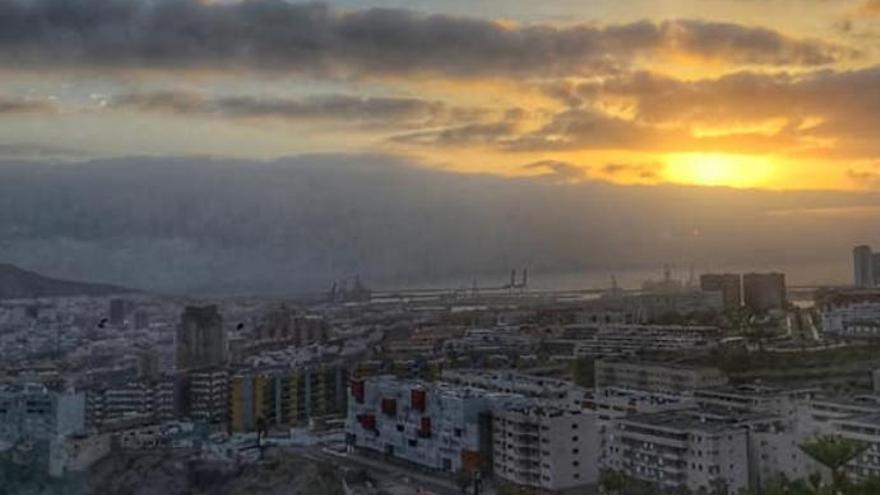 Las nubes siguen de &#039;okupas&#039; en Canarias