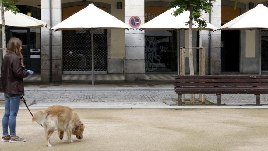 Una terrassa de la plaça Independència de Girona buida