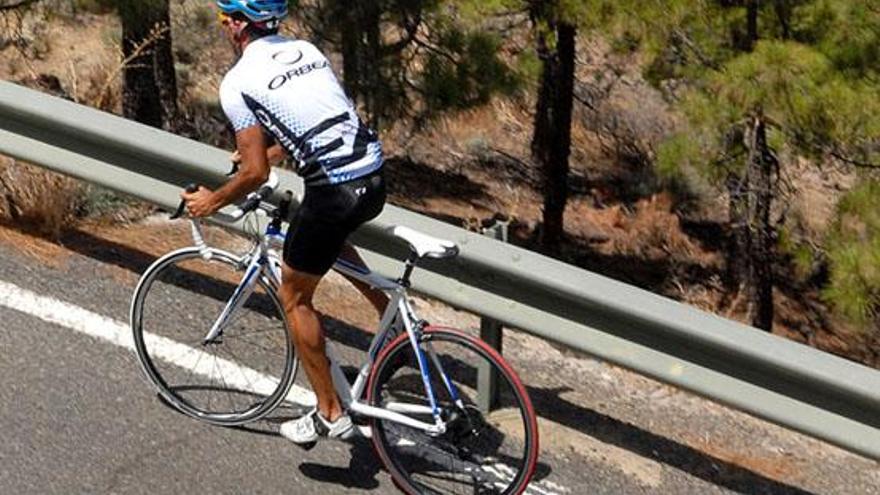 David Rodríguez, en la Cumbre, con el Roque Nublo al fondo. i SANTI BLANCO