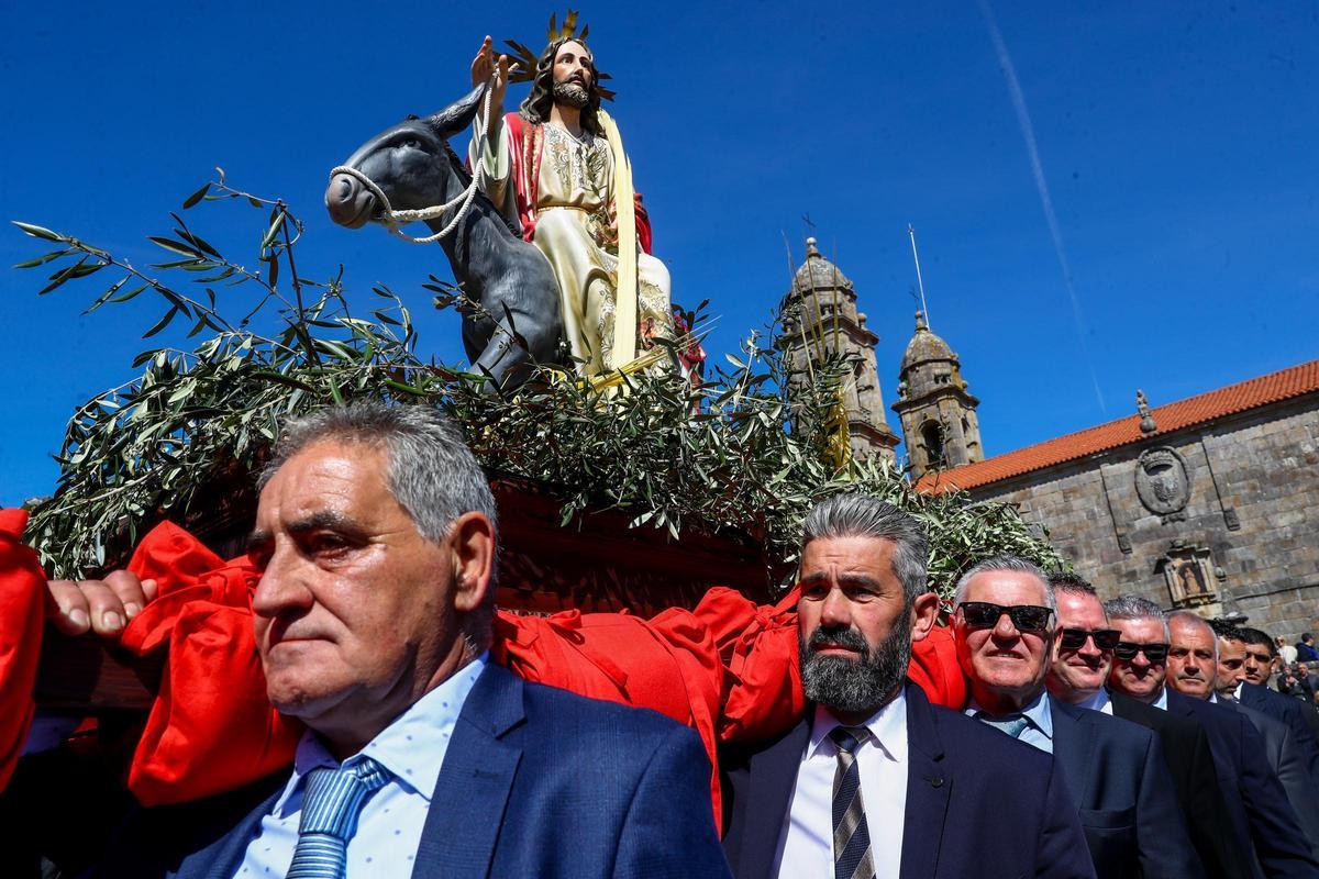 Los costaleros de Cambados, a la salida de la procesión.