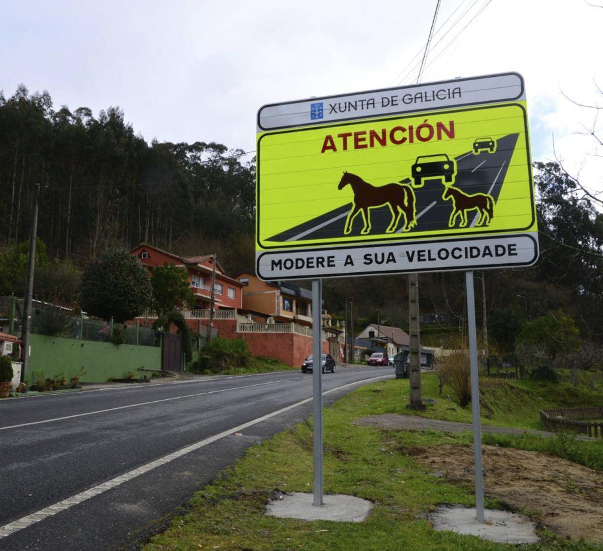 El cartel en el cruce de bajada hacia A Tioura. |