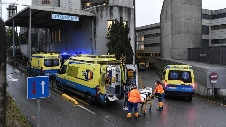 Traslado del 061 de un paciente a Urgencias del Hospital Montecelo.  // GUSTAVO SANTOS