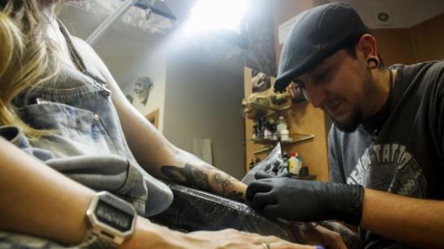 El tatuador, Dani Martos, fent un dibuix