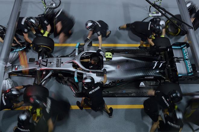 Miembros del equipo Mercedes cambian los neumáticos de Valtteri Bottas durante un entrenamiento de pit stop previo al GP de Singapur 2019.