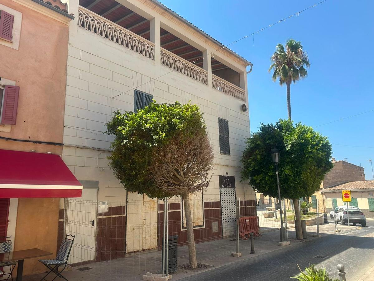 El inmueble está ubicado en la calle Major del núcleo de población.