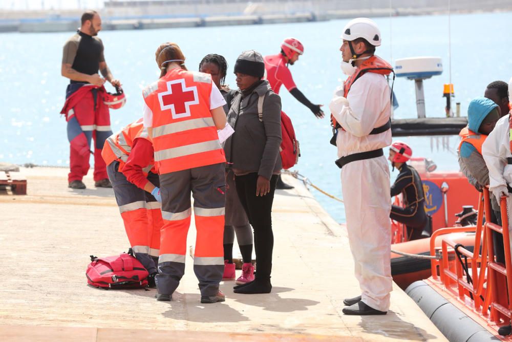 Trasladan al puerto de Málaga a 54 inmigrantes de una patera